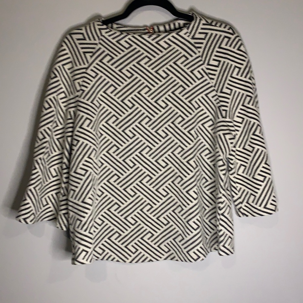 Geometric Lise fitting top with 3/4 sleeves. Very fun look!